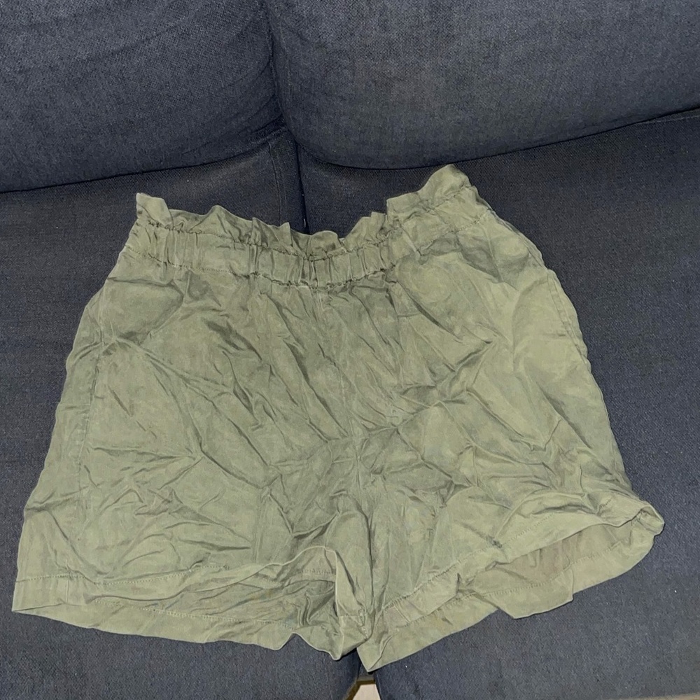 Ruffled waist green shorts